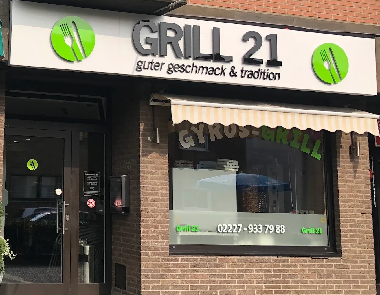 Ladenfront von Grill 21 in der Willmuthstraße mit Schild und Markise